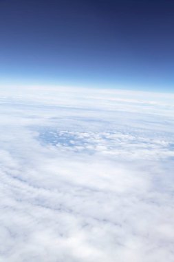 Dünya gezegeni konsepti. Mavi gökyüzü ve bulut oluşumu, hava sistemini, çevreyi, iklimi ve atmosferi betimliyor.