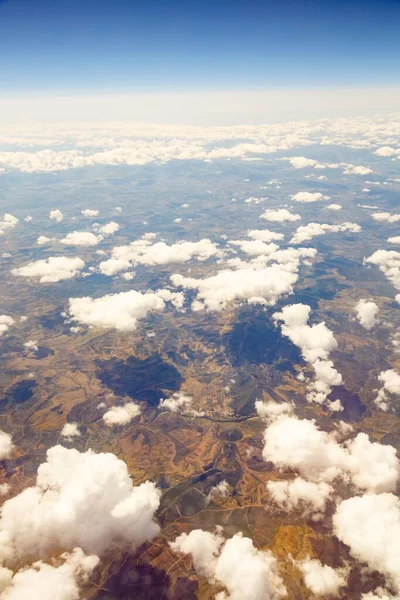空から見たスペイン 白い雲と青い空とスペインの風景の空中風景 — ストック写真