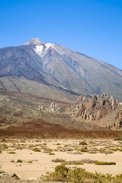 背景にはTeide山のあるLos Roques Garcia テイデ国立公園 テネリフェ島 カナリア諸島の火山風景 — ストック写真