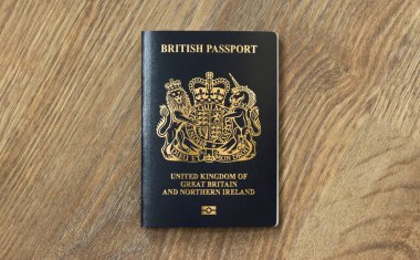 BUCKINGHAM, İngiltere - 25 Ekim 2020. Yeni İngiliz pasaportu. Brexit sonrası mavi siyah İngiliz pasaport kılıfı..