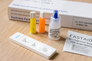 BUCKINGHAM, İngiltere - 30 Ekim 2020. Covid koronavirüs antikor test kiti. Imperial College London COVID-19 antikor testleri için başvurdu.