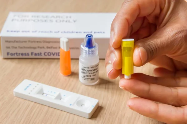 バッキンガム イギリス 2020年10月30日 コロナウイルス抗体の指刺し検査キットでインド人女性の自己検査 インペリアル カレッジ ロンドン React Covid Home抗体検査研究 — ストック写真