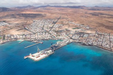 FUERTEVENTURA, İSPAN - 15 Mayıs 2013. Atlantik Okyanusu 'ndaki yoğun kargo limanı ve limanı. Puerto del Rosario, Fuerteventura, Kanarya Adaları