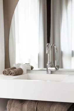 Modern banyo içi lavabo ünitesi, mikser musluğu ve ayna, İngiltere