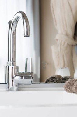 Çağdaş banyo lavabosu, lavabo ve karıştırıcı musluğu, İngiltere.