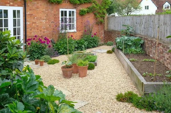 Garden Victorian English House Gravel Oak Sleeper Raised Beds Flowers — Stock Photo, Image