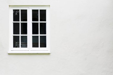 Pencere arkaplanı. İngiltere 'deki bir evin beyaz kereste ya da ahşap pencereleri..