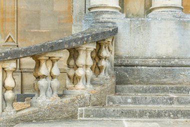 Taş basamaklar ve sütunlarla İngiltere 'deki eski bir malikanenin önünde.