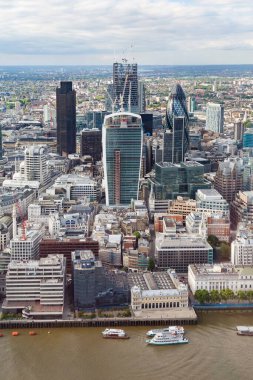 Londra, İngiltere - 3 Temmuz 2013. Londra şehrindeki The Walkie Talkie binası da dahil olmak üzere gökdelenlerin havadan görünüşü, Londra 'nın merkezindeki finans bölgesi, İngiltere