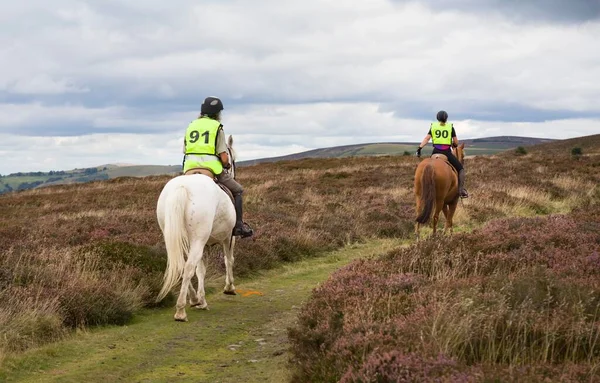 Shropshire Reino Unido Setembro 2013 Duas Pessoas Pônei Trekking Long — Fotografia de Stock