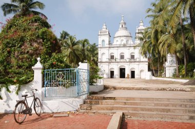 St Alex Kilisesi 'nin dışında bisiklet, Calangute, Kuzey Goa, Hindistan' da büyük bir Katolik Hristiyan kilisesi.