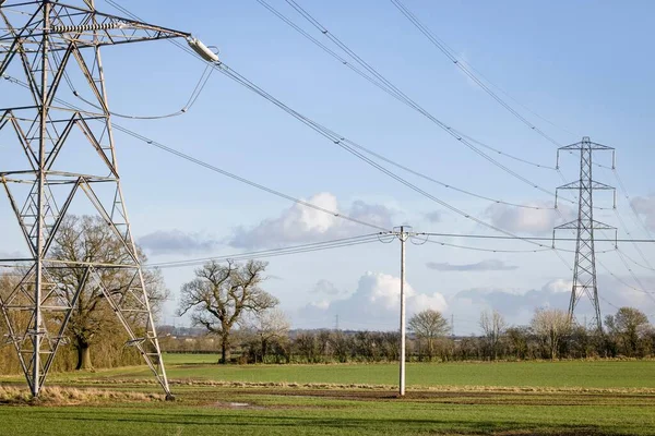 Krajowe Słupy Energii Elektrycznej Wielkiej Brytanii Krajobraz Wiejski — Zdjęcie stockowe