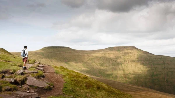 Asian Indian Woman Hiking Alone Welsh Hills Looking Pen Fan — Stock Photo, Image