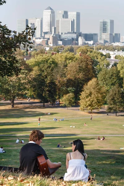 Londres Royaume Uni Octobre 2011 Jeune Couple Caucasien Avec Une — Photo