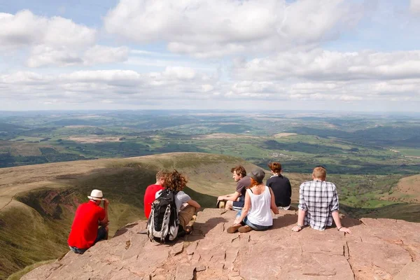 Brecon Beacons 2011年4月25日 若い白人の混合グループ ペンYファンのピークに座ってハイカー ブレコンビーコン ウェールズ — ストック写真