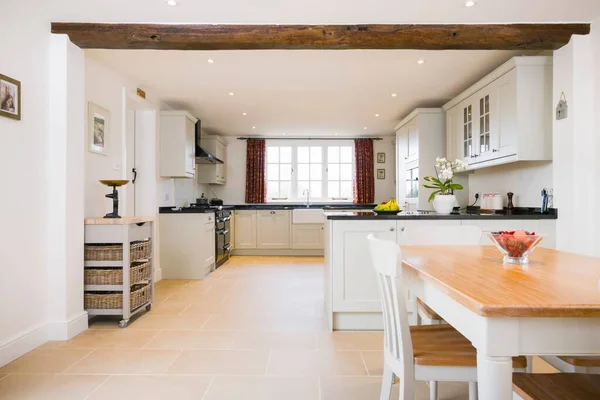 Open Keuken Eetkamer Met Modern Geschilderd Hout Modulaire Keuken Eenheden — Stockfoto