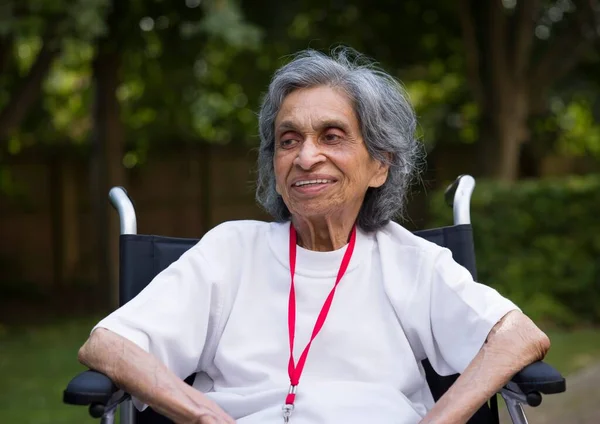 Eine Alte Inderin Sitzt Rollstuhl Und Lächelt Sommer Freien Einem — Stockfoto