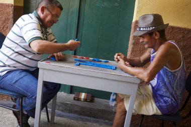 Kuzeydoğu Brezilya'da Domino oynayan Brezilyalı erkekler