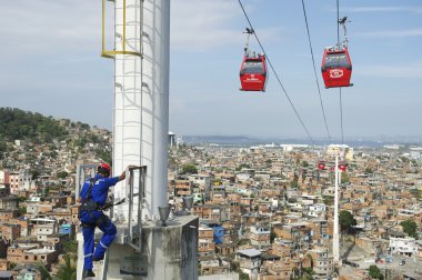 Kırmızı kablo arabaları ile Rio de Janeiro'da favela gecekondu