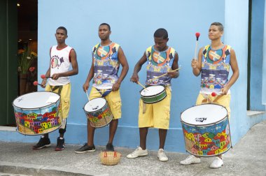 Dört genç Brezilyalı adam ayakta salvador davul