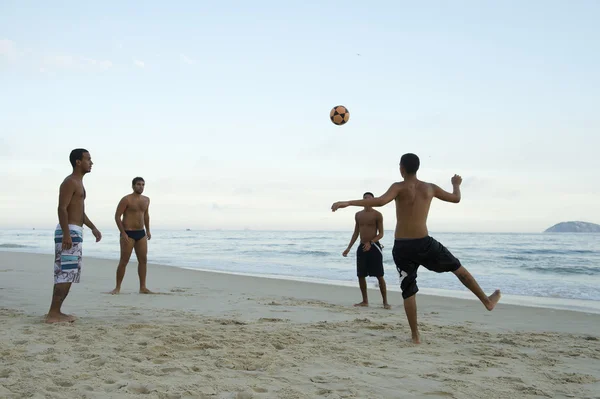 Бразильцы играют в футбол на пляже Алтиньо Кепи Аппи — стоковое фото