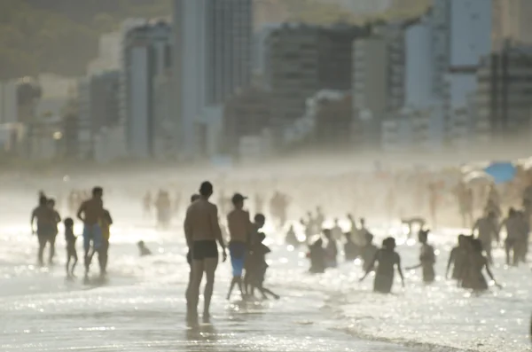 Σιλουέτες των Carioca Βραζιλιάνοι στέκεται παραλία Ipanema ηλιοβασίλεμα — Φωτογραφία Αρχείου