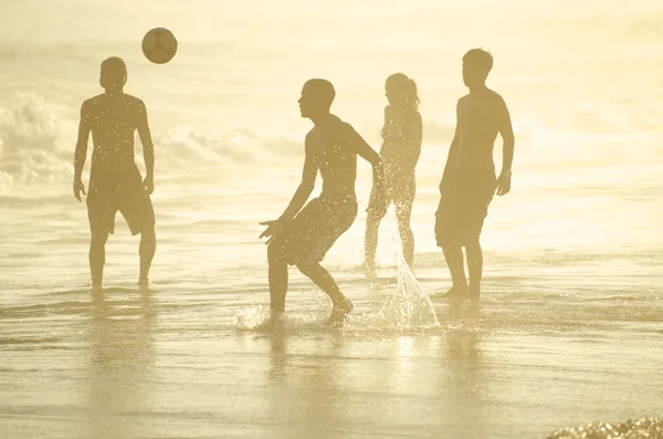 Silhouetten spielen altinho keepy uppy rio brasilien — Stockfoto