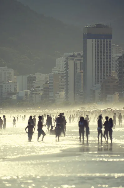 Siluetas de Carioca Brasileños de pie Ipanema Beach Sunset — Foto de Stock