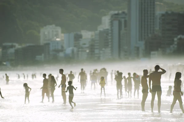 Silhuetas de brasileiros cariocas em pé Ipanema Beach Sunset — Fotografia de Stock