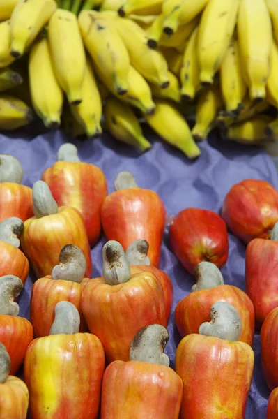 Plátanos y fruta fresca madura roja brasileña de cajú anacardo —  Fotos de Stock