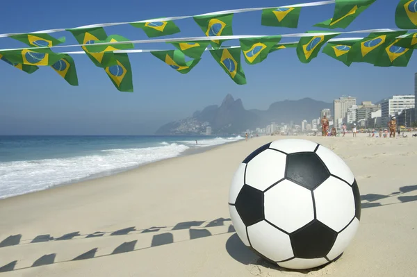Braziliaanse vlag Bunting en voetbal Ipanema Beach Rio Brazilië — Stockfoto