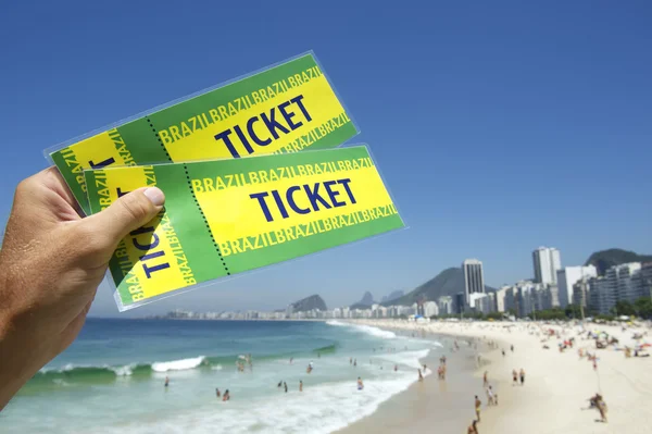 Ruka držící Brazílie letenky na pláži Copacabana Rio Brazílie — Stock fotografie