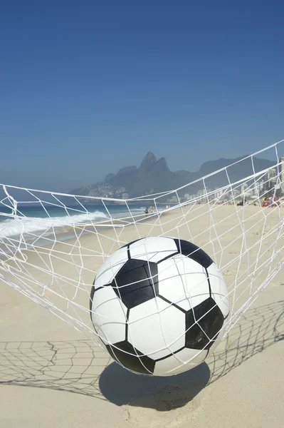 Calcio gol palla nella rete di calcio Rio de Janeiro Brasile Beach — Foto Stock