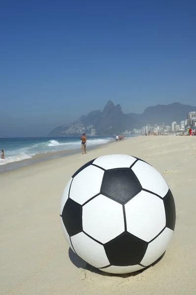 Großer schwarzer weißer fußballball ipanema strand rio brasilien — Stockfoto