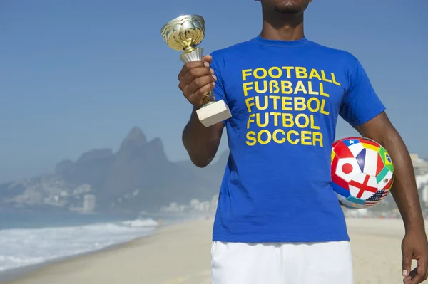 Kampioen Braziliaans voetballer Holding Trophy en voetbal — Stockfoto