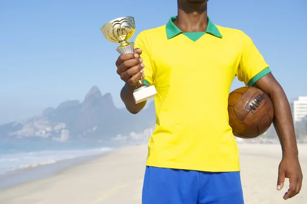 Brezilyalı futbolcu Holding kupa ve futbol topu şampiyonu — Stok fotoğraf