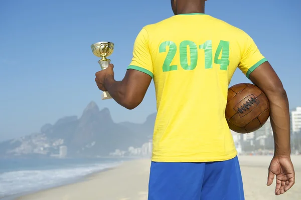 Mästare brasiliansk fotbollspelare trophy och fotboll — Stockfoto