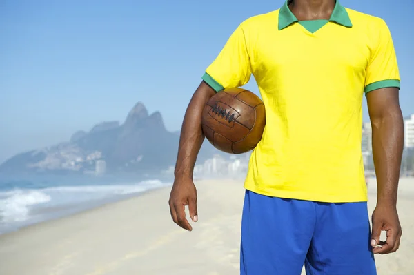 Jogador Brasileiro de Futebol Segurando Futebol Rio — Fotografia de Stock