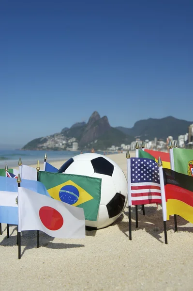 Banderas internacionales de fútbol País Balón de fútbol Río de Janeiro Brasil — Foto de Stock