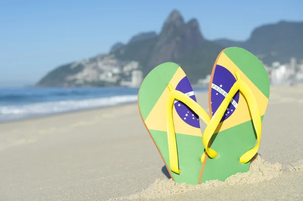 Brazilská vlajka překlopit propadáků sandály ipanema pláži rio — Stock fotografie