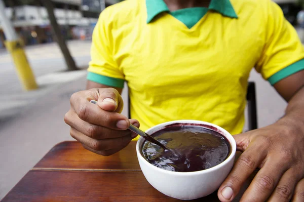 Hombre brasileño comiendo tazón de Acai — Foto de Stock