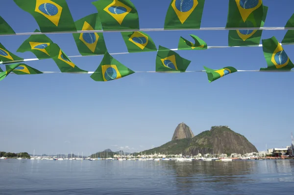 Brasilianische flaggen zuckerhut rio de janeiro brasilien — Stockfoto