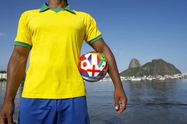 Футболист Бразилии, стоящий в Рио — стоковое фото