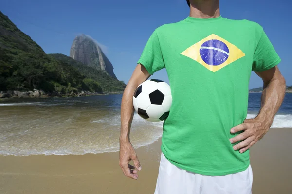 Brasilianischer Fußballspieler steht am Strand von Rio — Stockfoto