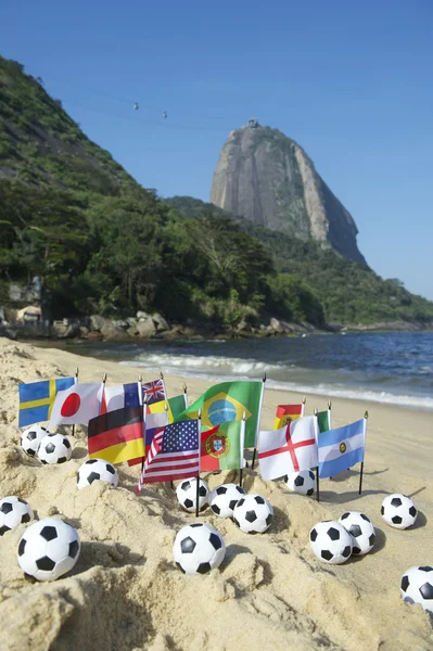 Fußbälle internationale fahnen rio de janeiro strand — Stockfoto