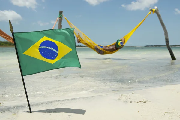 Brasilianische Flagge weht vor Strandhängematte — Stockfoto