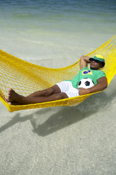 Jogador Brasileiro de Futebol Relaxante em Beach Hammock — Fotografia de Stock