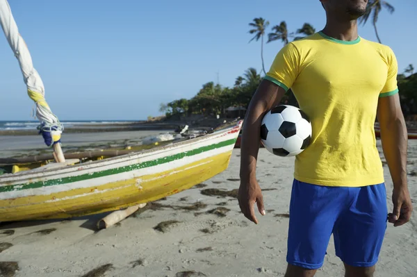 Pemain sepak bola Brazil memegang bola sepak bola Nordeste Beach — Stok Foto