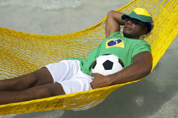 Jogador Brasileiro de Futebol Relaxante em Beach Hammock — Fotografia de Stock