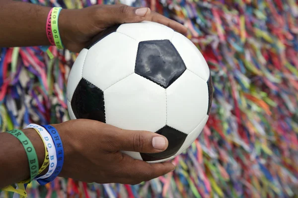 Hombre brasileño sosteniendo balón de fútbol rezando Salvador Bahia — Foto de Stock